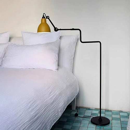 lampadaire rotatif à bras long en métal sur pied