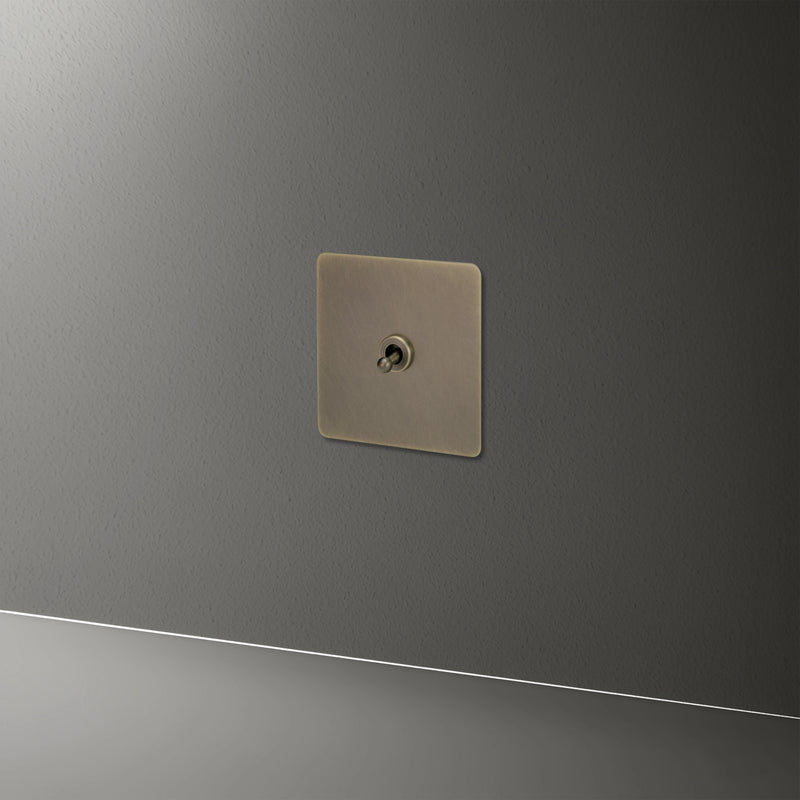Prise électrique (Europe) en acier bronze vieilli bords arrondis