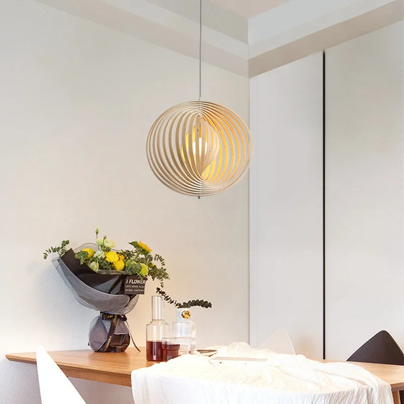lustre nordique en bois pour bar restaurant cuisine créative éclairage intérieur