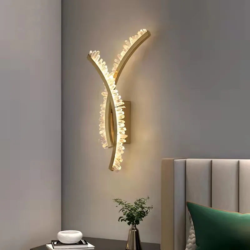 applique murale en cristal naturel et métal doré design stylisé