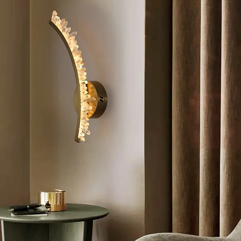 applique murale en cristal naturel et métal doré design stylisé