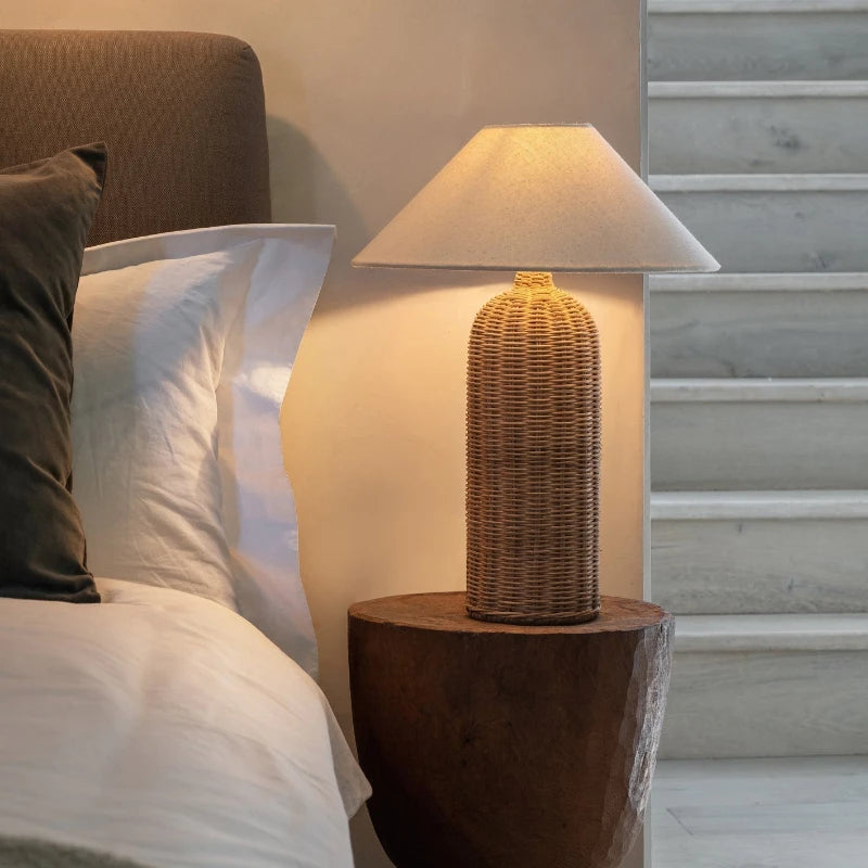 lampadaire en rotin avec abat-jour tissu et lumières led décoratives