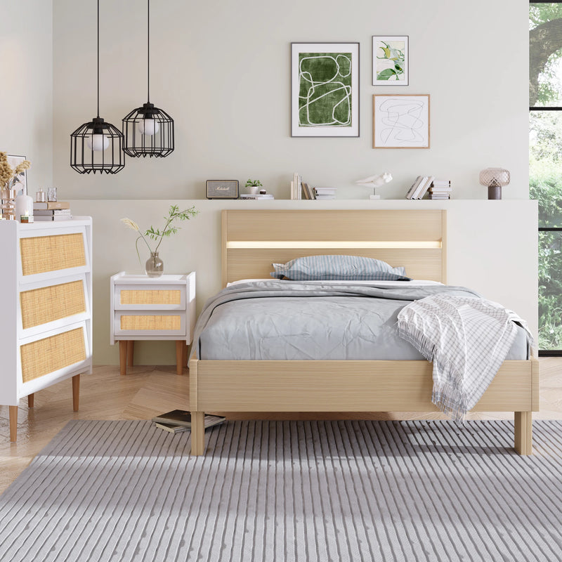 lit en bois avec rangement et éclairage intégré