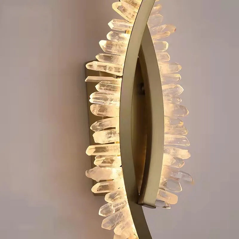 applique murale en cristal naturel et métal doré design stylisé