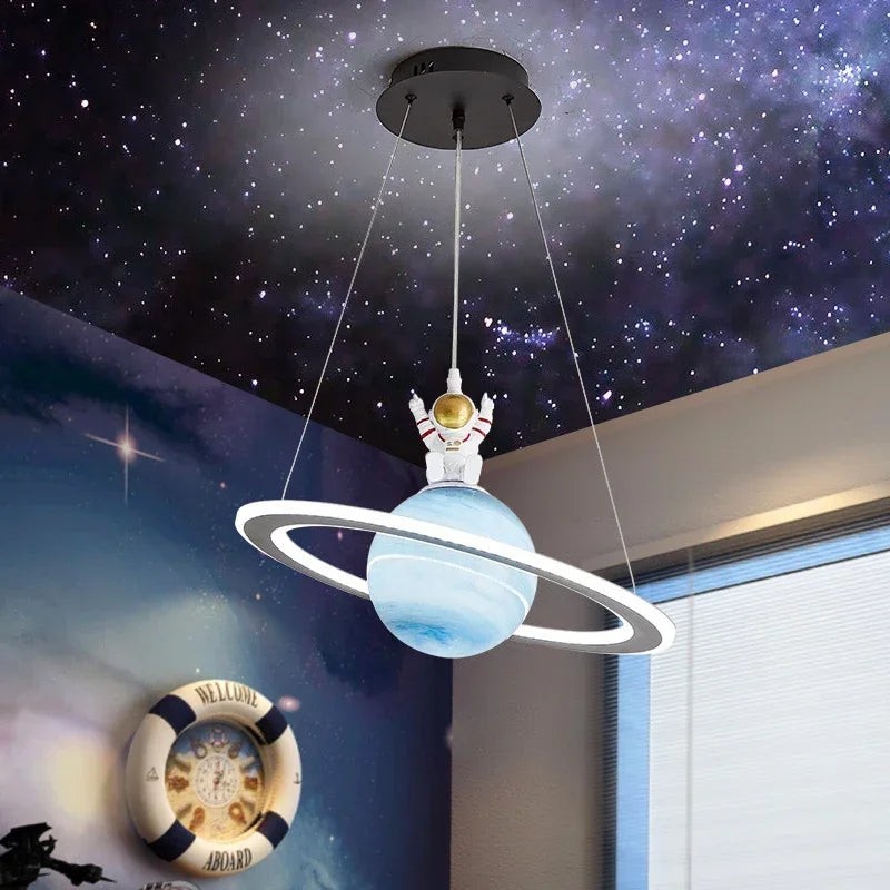 Suspension d'astronaute et de planète nordiques