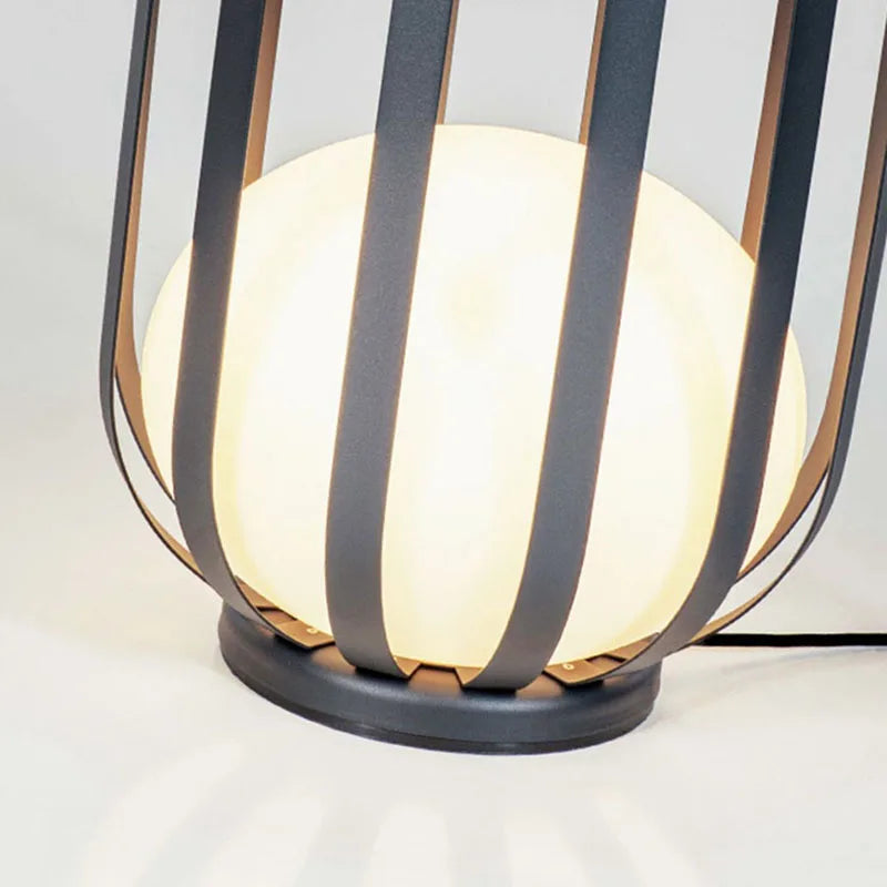lampadaire solaire style avec boule acrylique et prise métallique
