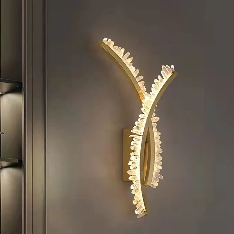 applique murale en cristal naturel et métal doré design stylisé