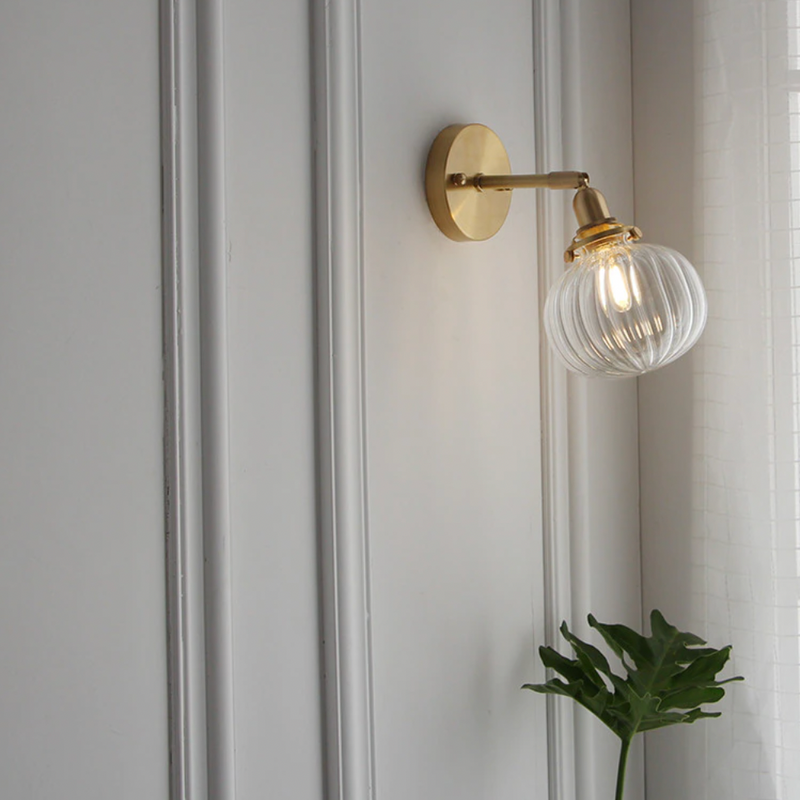 Applique murale design LED avec bras en métal et abat-jour en verre