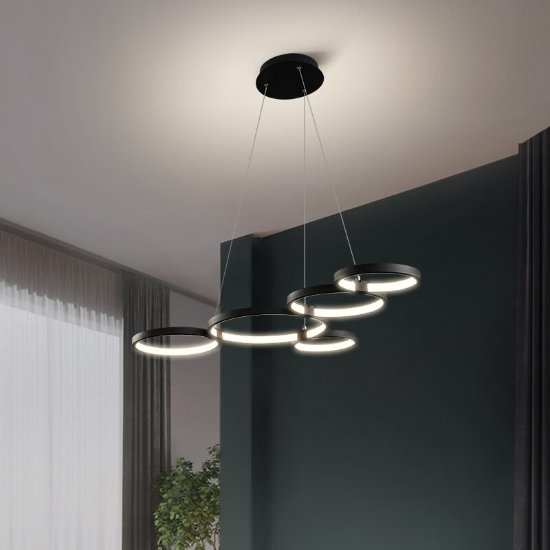 Lustre design avec anneaux LED suspendus Hirva