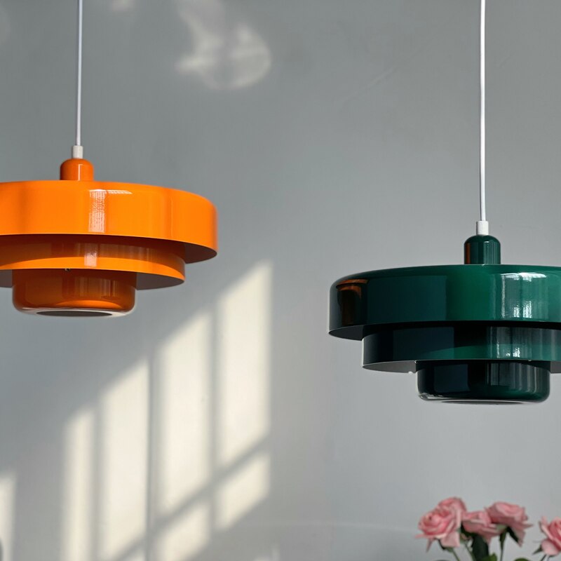 Suspension design avec abat-jour multiple en métal coloré Hirphan
