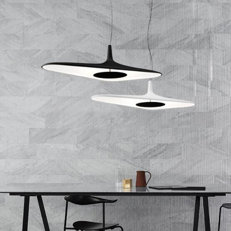 Suspension design et minimaliste avec forme asymétrique Poe