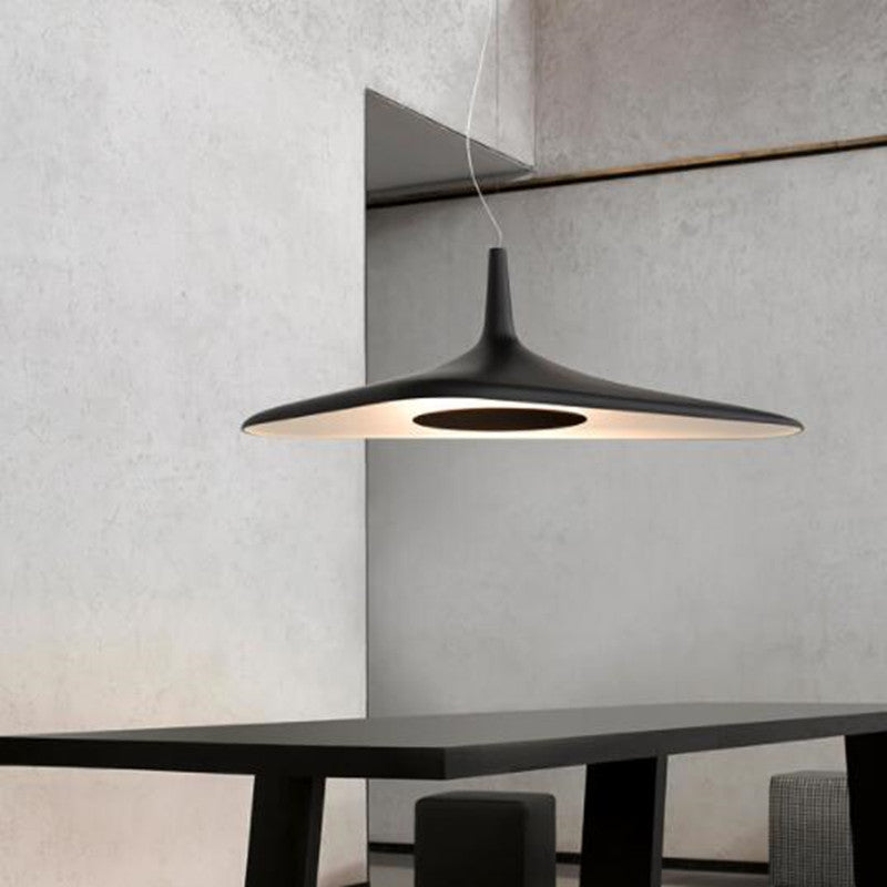 Suspension design et minimaliste avec forme asymétrique Poe