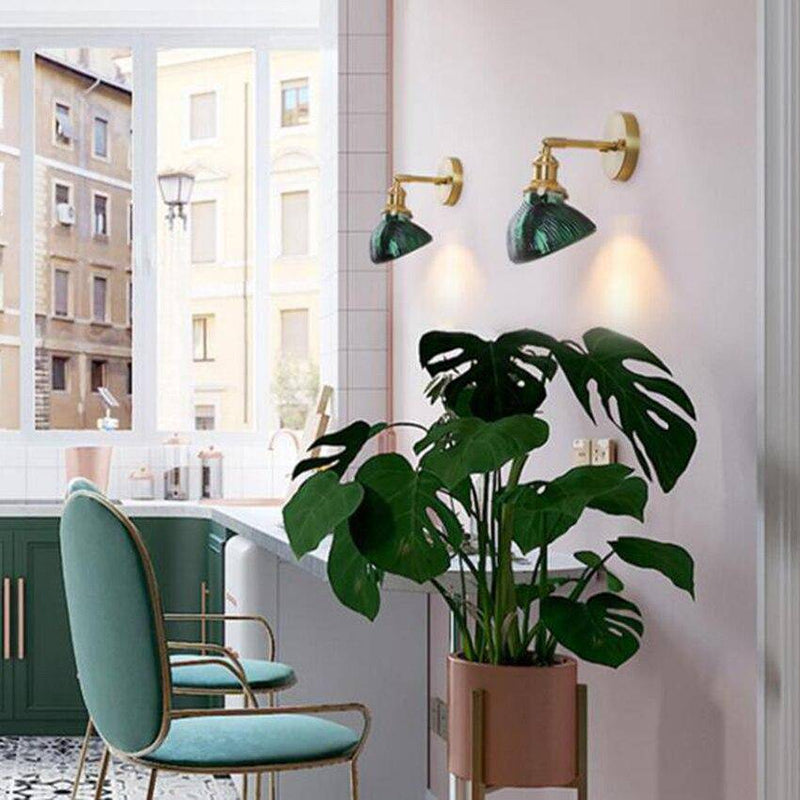 Applique murale design LED dorée avec bras rétro et abat-jour en verre émeraude