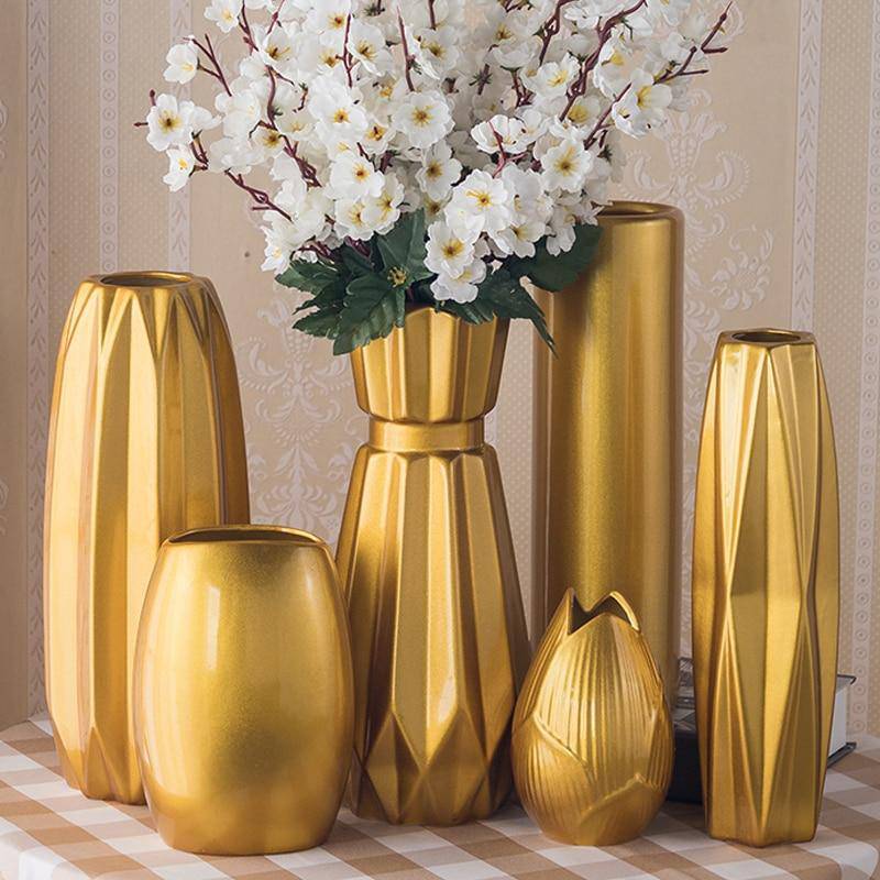 Vase design en céramique dorée au style géométrique