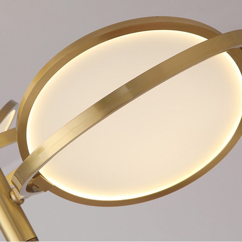 Lustre design en métal doré avec lampe arrondie Skalla