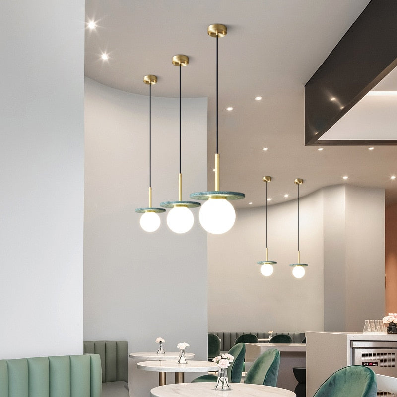 Suspension design avec abat-jour plat en marbre Gianna