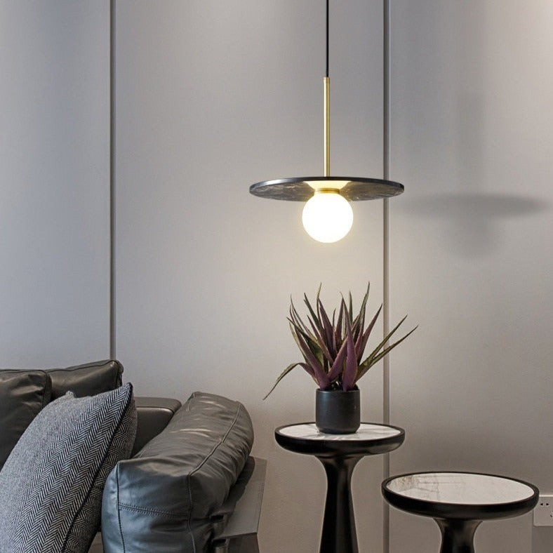 Suspension design avec abat-jour plat en marbre Gianna