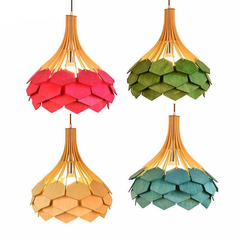 Suspension en bois et pétales de couleurs Wooden