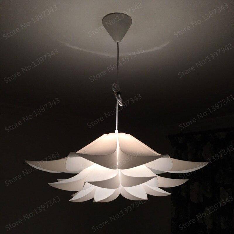Suspension design en pétales de fleur blanche moderne