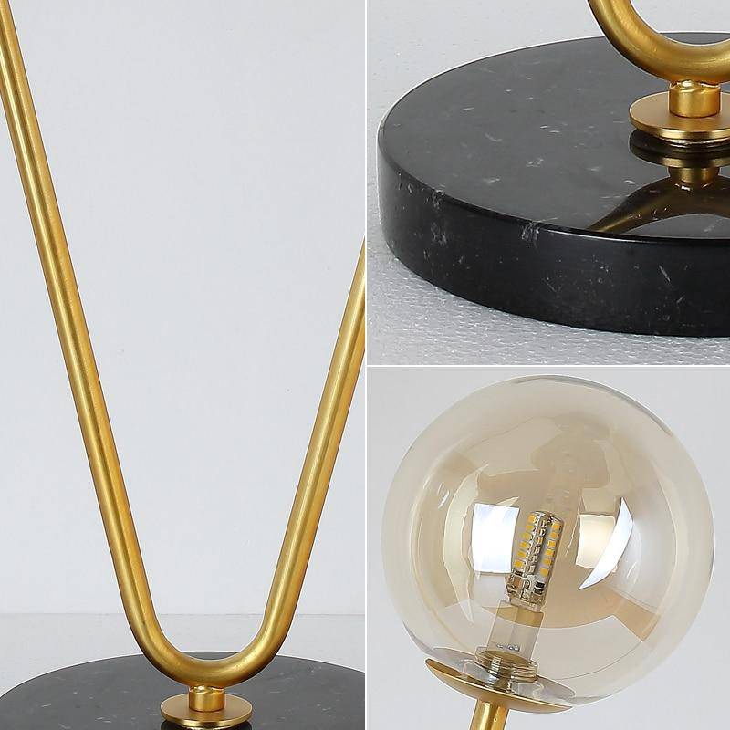 Lampadaire design avec deux branches doré et boules en verre