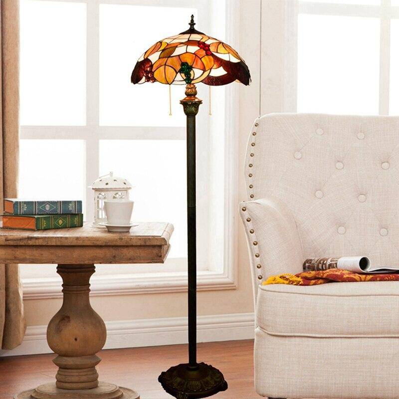 Lampadaire tiffany avec abat-jour en verre vitrail orange