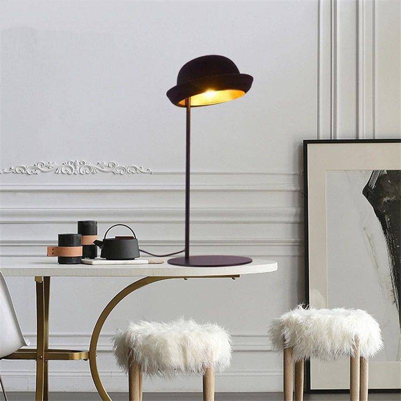 Lampe à poser design en forme de chapeau Moth