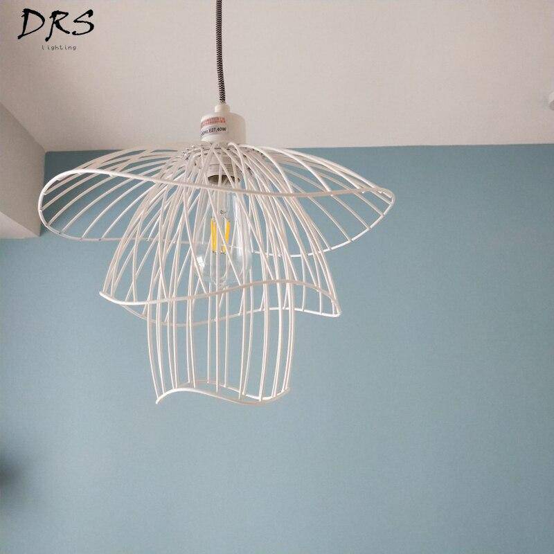 Suspension design en cage de couleur Concise