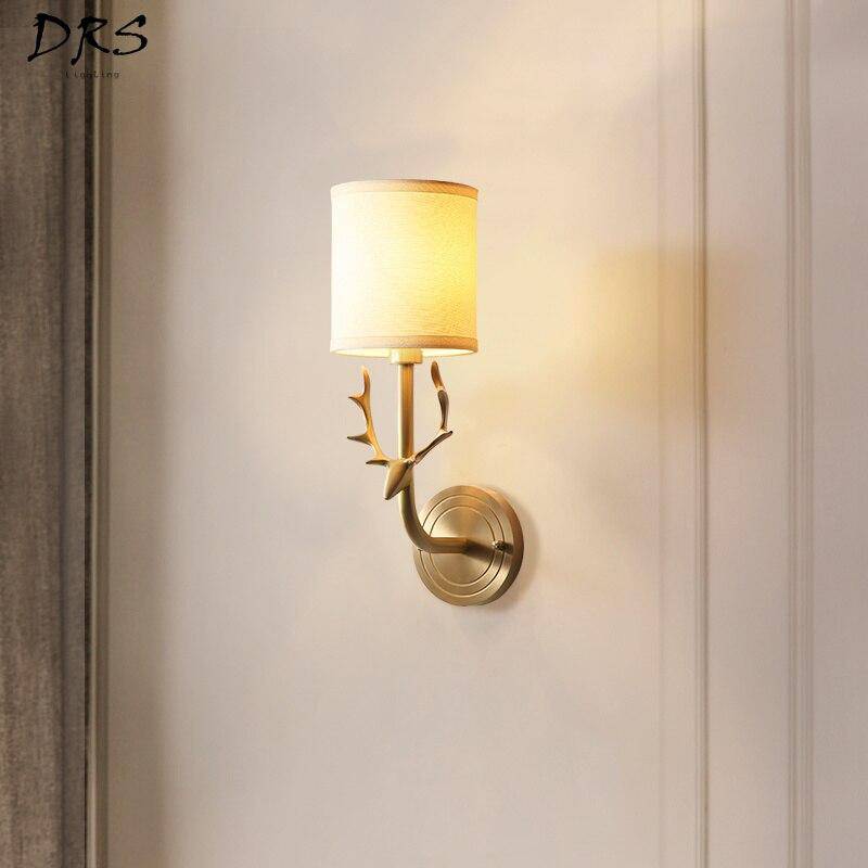 Applique murale avec cornes de cerf et abat-jour en tissu