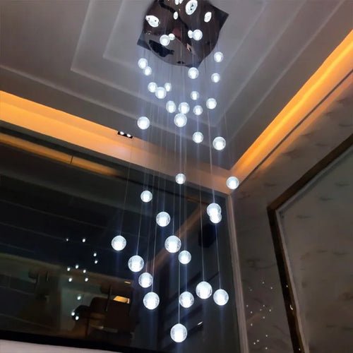 lustre long en cristal pour une ambiance moderne et élégante