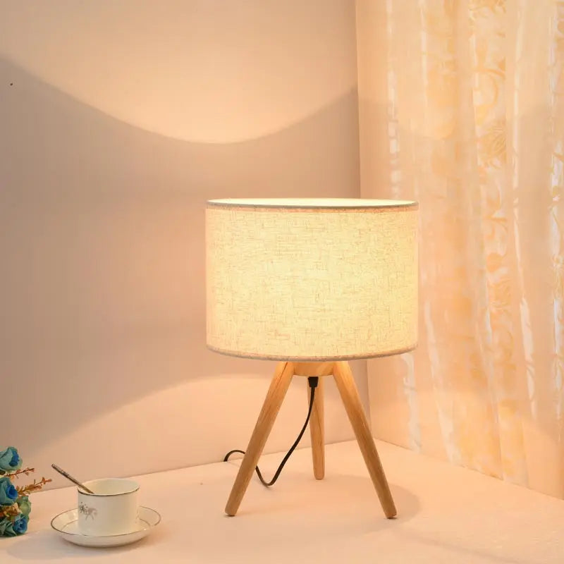 lampe à poser moderne en bois avec abat-jour tissu décoratif - vue 4 sur 11