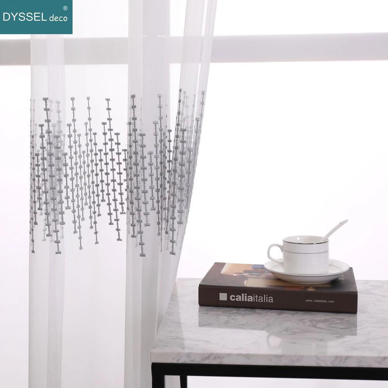 Voilage tulle brodé fleurs festonné style europeen salon