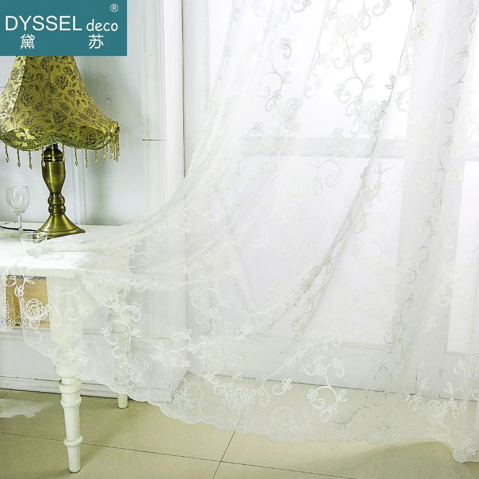 Voilage brodé fleurs festonné style classique romantique fenêtre