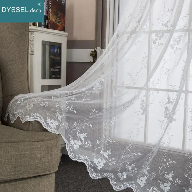 Rideau transparent broderie florale feston style europeen salon
