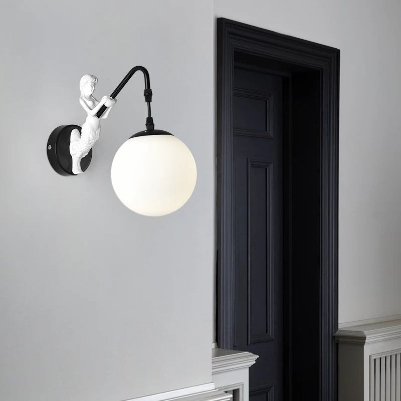 applique murale rétro européenne avec boules de verre blanches en bronze doré - vue 4 sur 10