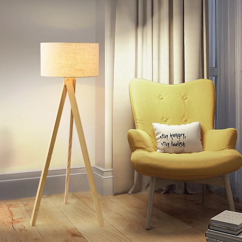 lampadaire nordique en bois massif avec interrupteur à pied lumineux - vue 5 sur 8