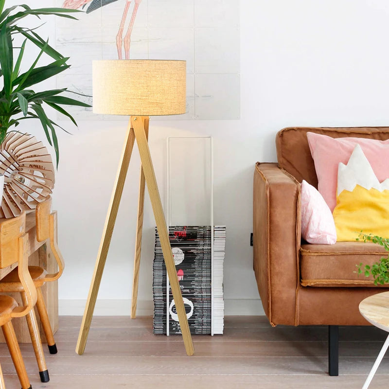 lampadaire nordique en bois massif avec interrupteur à pied lumineux - vue 4 sur 8