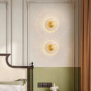 applique murale led design en acrylique et laiton doré pour intérieur