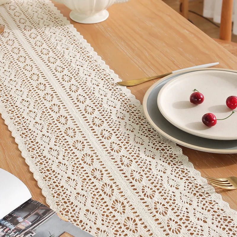 Chemin de table dentelle crochet beige vintage pompons - vue 4 sur 7