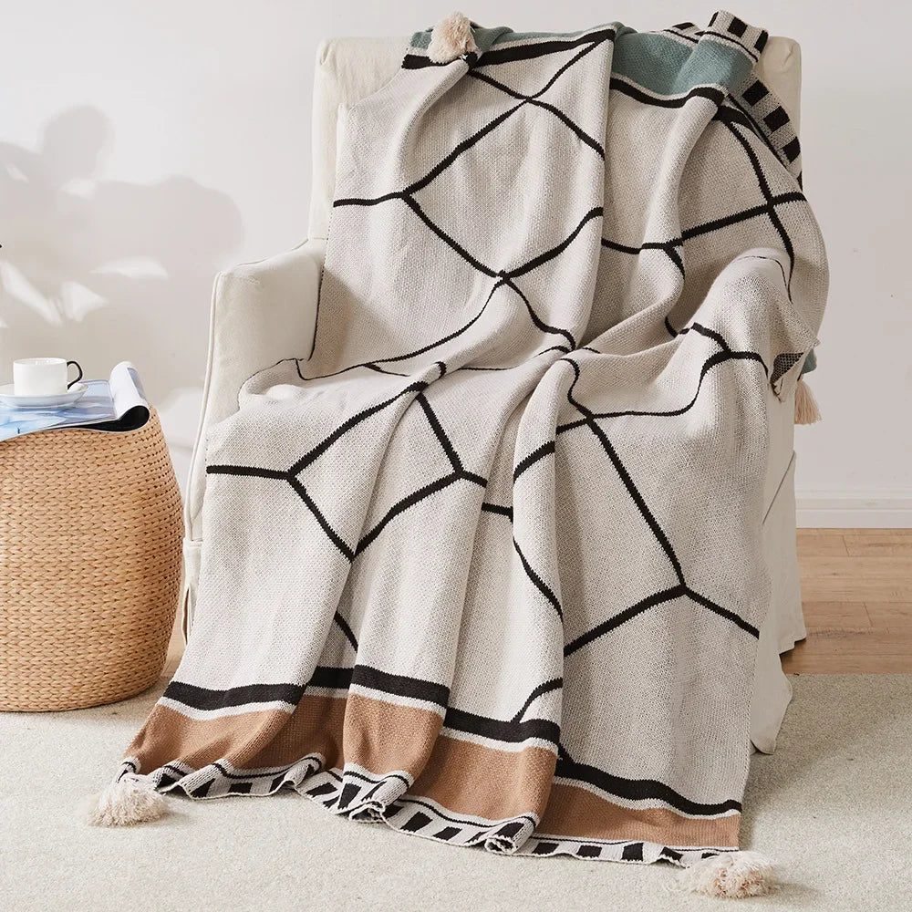 Plaid tricoté style bohème motifs géométriques avec pompons - vue 2 sur 6