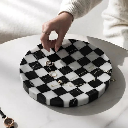 plateau en marbre style nordique motif échiquier décoration intérieure luxe