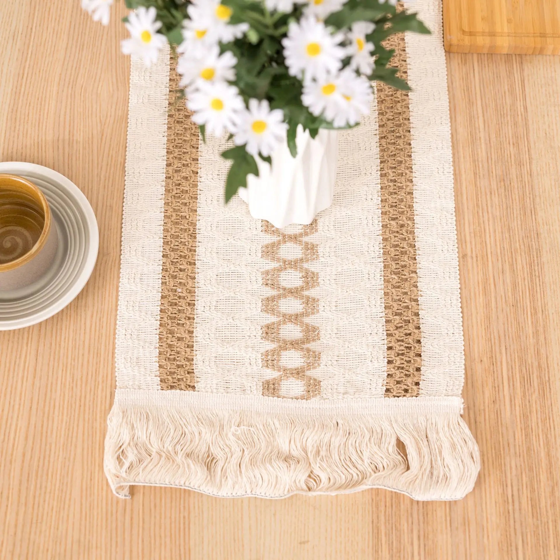 Chemin de table bohème géométrique beige à pompons
