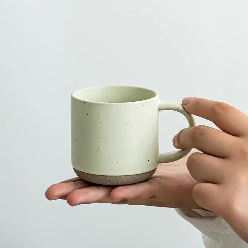 Mug ceramique mouchetee design moderne petit format cafe