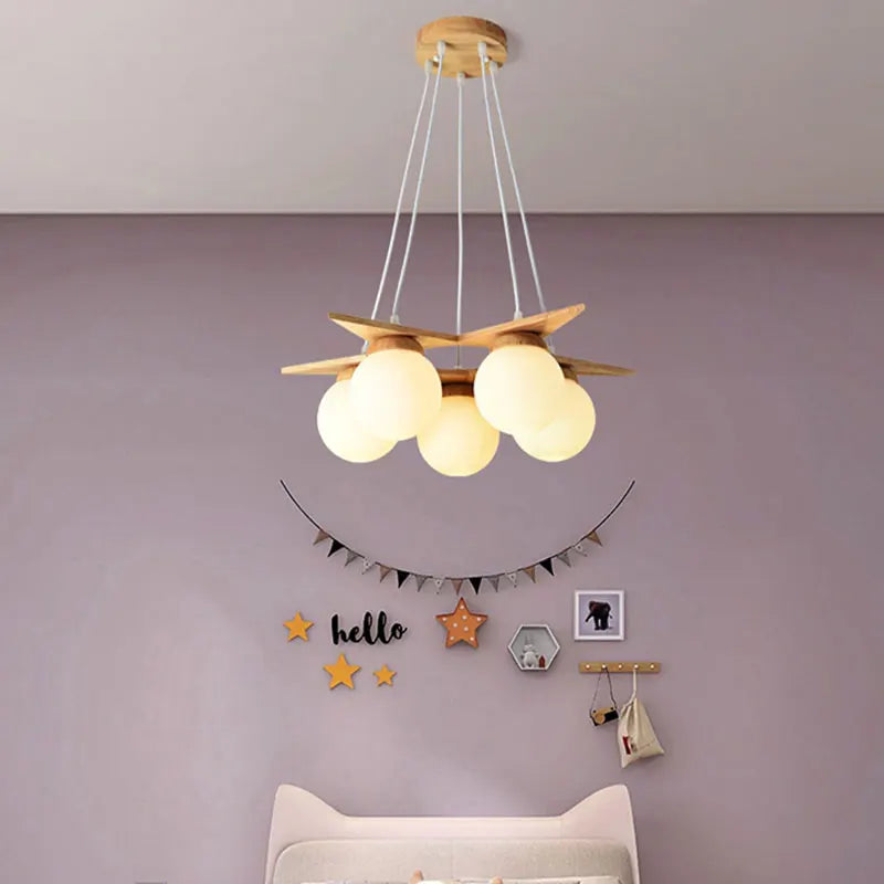 lustre en bois nordique avec boule de verre blanc laiteux - vue 3 sur 8