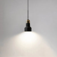 Suspension en pierre à trou noir