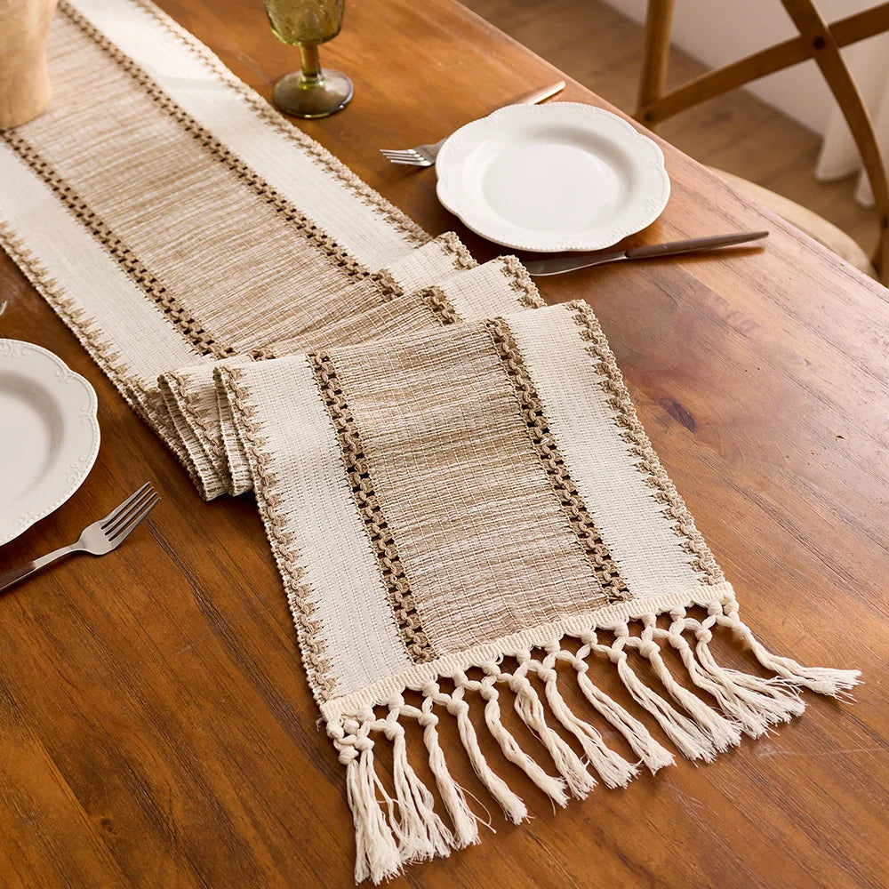 Chemin de table bohème macramé kaki à pompons - vue 3 sur 7