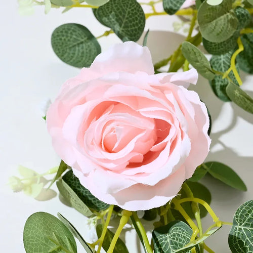 fleurs artificielles roses et plantes vertes pour décoration intérieure