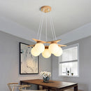 lustre en bois nordique avec boule de verre blanc laiteux