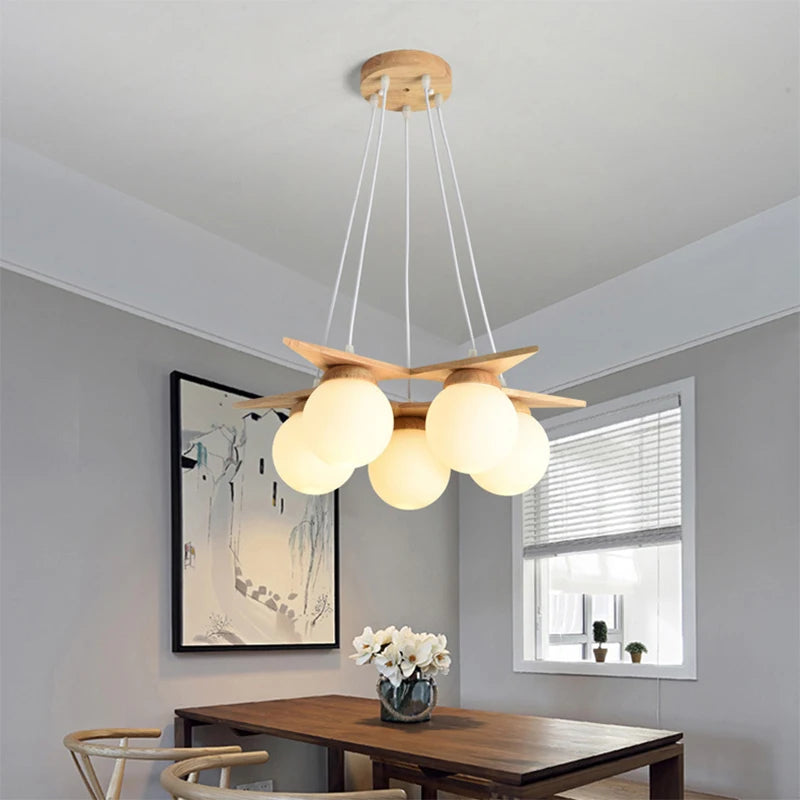 lustre en bois nordique avec boule de verre blanc laiteux - vue 2 sur 8