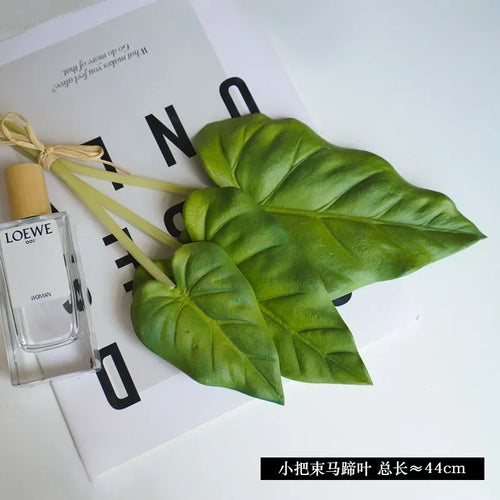 bouquet de feuilles monstera et bananier décoration intérieure mariage