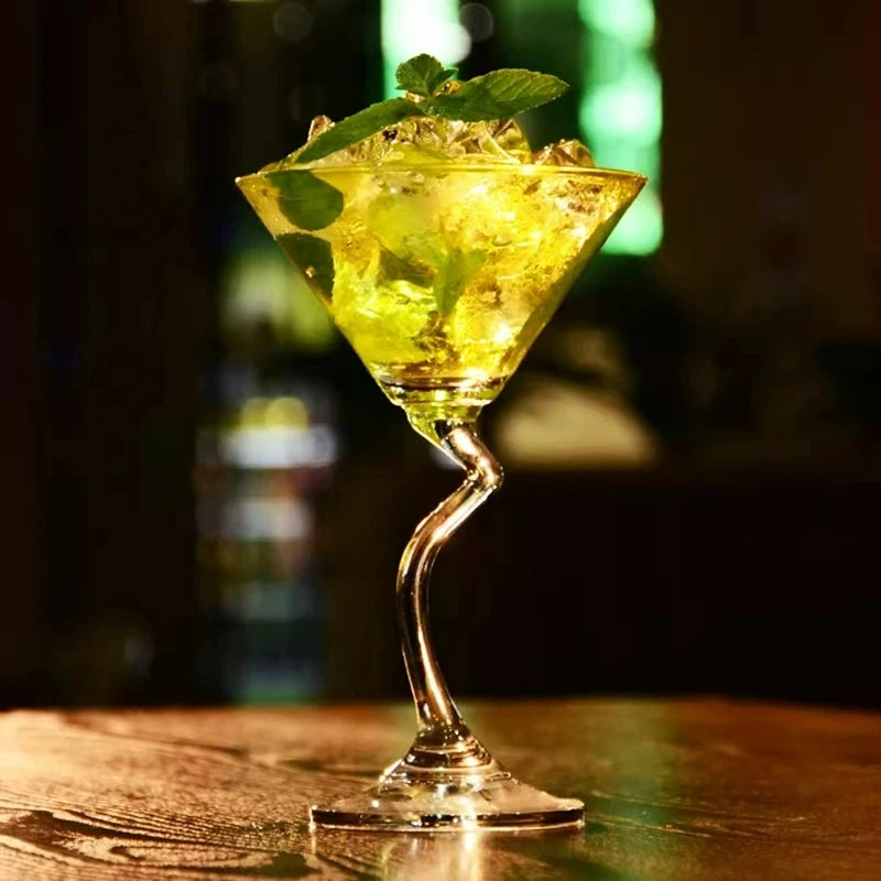 Verres martini incurvés design créatif pour bar maison - vue 4 sur 7